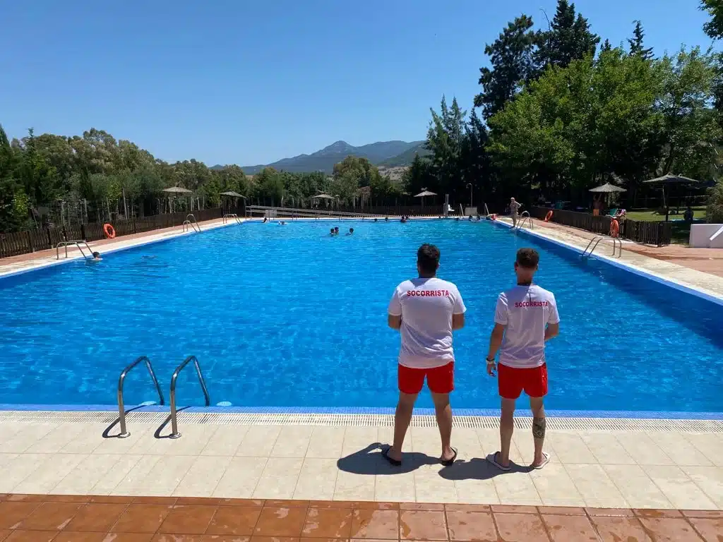 Servicios de socorrismo en comunidades con piscina en la provincia de Cádiz